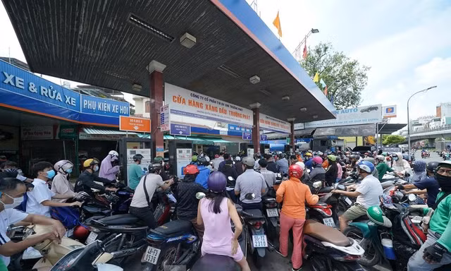 Phó Thủ tướng yêu cầu Bộ Công Thương, Tài chính bảo đảm nguồn cung xăng dầu 