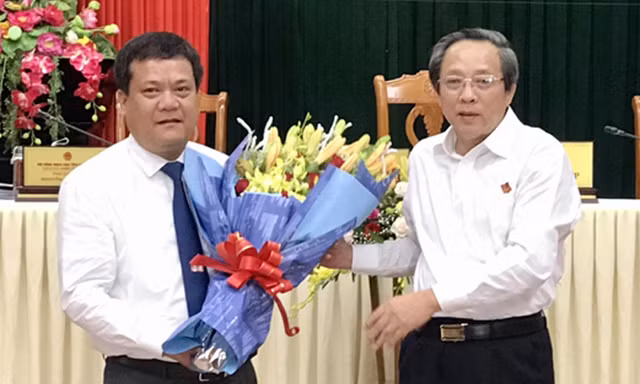 Tân Phó chủ tịch UBND tỉnh Quảng Bình Trần Phong (bìa trái). Ảnh: Thông tấn xã Việt Nam