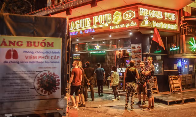 Quán bar, quán nhậu phố cổ đóng cửa, khách Tây ngẩn ngơ