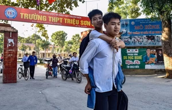 Đôi bạn 10 năm cõng nhau đến trường ở Thanh Hóa chia xa trong tiếc nuối