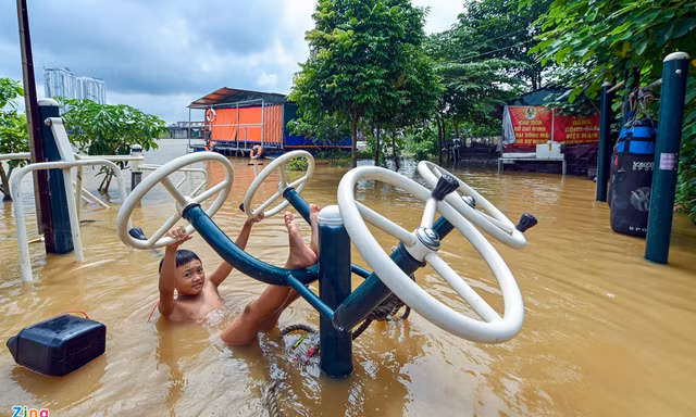Nước sông Hồng dâng cao, người dân gặp khó