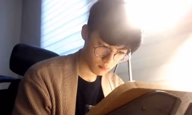 'Hot boy ngồi học' Hàn Quốc gây bất ngờ khi khoe thân hình cơ bắp
