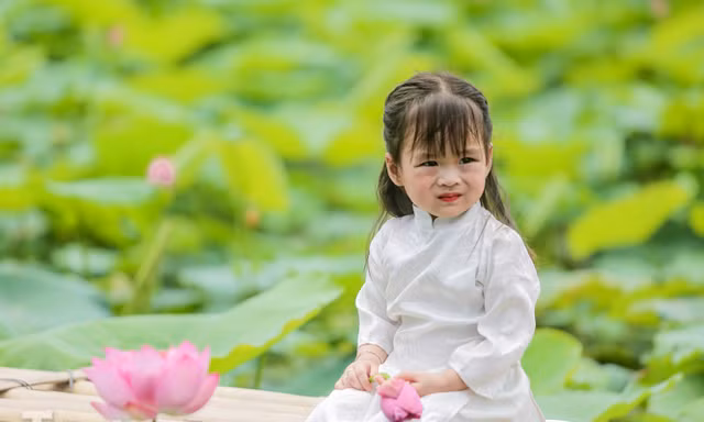 Bất chấp nắng nóng 40 độ C, chị em mọi lứa tuổi 'thả dáng' bên đầm sen 