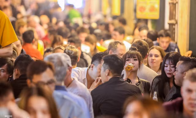 Giữa 'điểm nóng' Covid -19, phố Tây Tạ Hiện vẫn nhộn nhịp cuối tuần