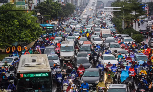 Mưa triền miên, phố phường Hà Nội tắc tứ bề ngày đầu tuần