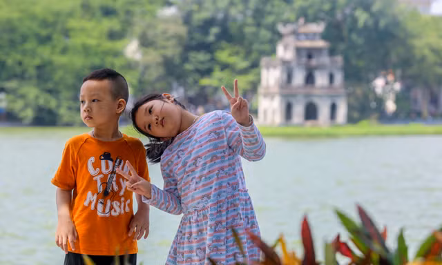 Thưởng lãm hồ Hoàn Kiếm diện mạo mới trong tiết trời thu Hà Nội
