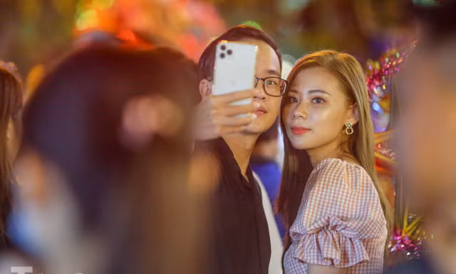 Ngắm bóng hồng hóa 'chị Thỏ Ngọc' trong đêm Trung thu