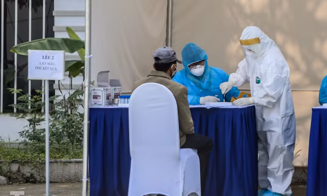 Hà Nội test nhanh người buôn bán hoa tại các khu chợ liên quan đến bệnh nhân 243