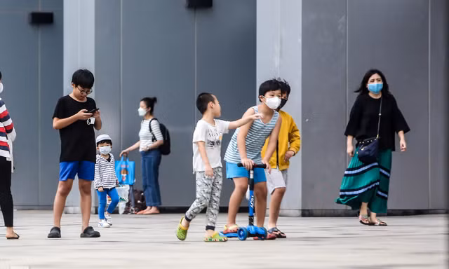 Khu người Hàn ở Hà Nội đông người chơi, tập thể dục bất chấp 'cách ly toàn xã hội'