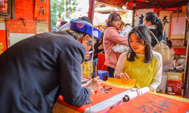 Mùng 3 Tết thầy, sĩ tử Hà thành chen chân xin chữ 'Đỗ Đạt'