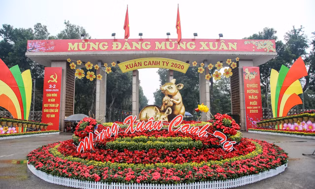 Đường phố Hà Nội trang hoàng đón Tết Canh Tý 2020