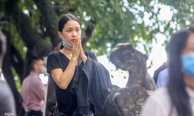 Phủ Tây Hồ vắng lặng ngày rằm, nhiều người vẫn thờ ơ với khẩu trang