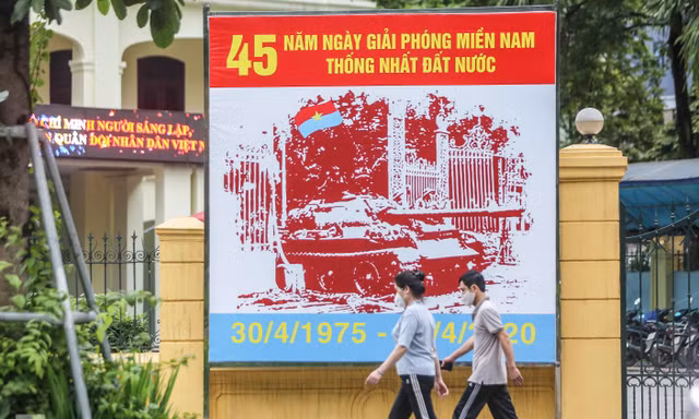 Nới lỏng 'cách ly', Hà Nội tưng bừng cờ hoa chuẩn bị đón ngày lễ lớn