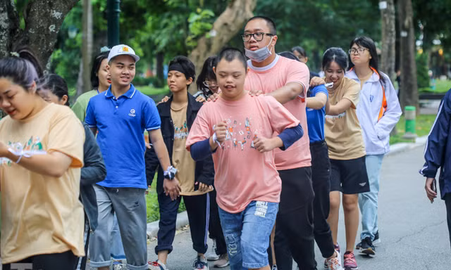 Trẻ khuyết tật chạy thi marathon cùng hàng trăm thanh niên thủ đô