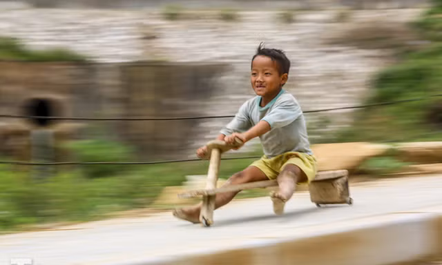Nín thở thú trượt xe tự chế của các ‘tay đua nhí’ vùng cao