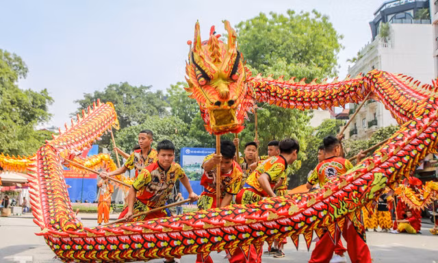 Mê mẩn ngắm ‘rồng bay’ trên phố đi bộ Hồ Gươm