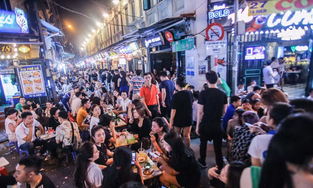 'Phố không ngủ' nhộn nhịp trở lại sau 'kỳ nghỉ COVID-19'