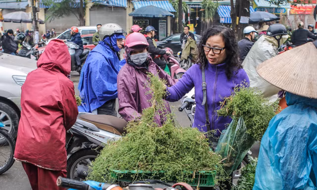 Người dân Thủ đô 'săn' mùi già để tắm Tất niên