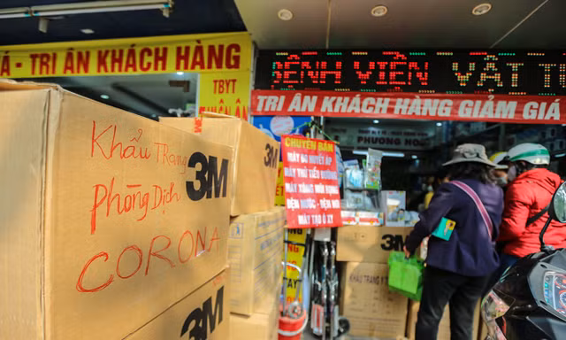 Chần chừ vài phút, khách hàng mua nước rửa tay nhận ngay giá 'cắt cổ'