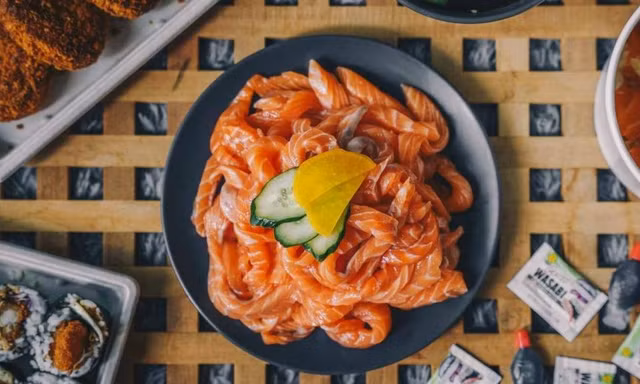 Món ngon dành cho “fan cuồng” sashimi: Thưởng thức cá hồi như cách ăn một bát mì sợi!