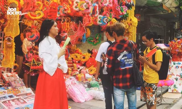 Trung Thu này muốn chụp ảnh trên phố Hàng Mã, teen sẽ mất phí 50.000 đồng/ lần?
