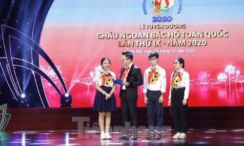 Tween tài năng xuất hiện trong phần giao lưu ở Lễ tuyên dương Cháu ngoan Bác Hồ lần thứ IX