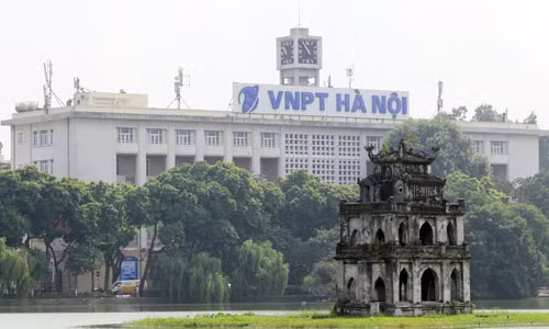 Biển tên Bưu điện Hà Nội trên tòa nhà cạnh Hồ Gươm được đổi thành VNPT Hà Nội gây ý kiến trái chiều.