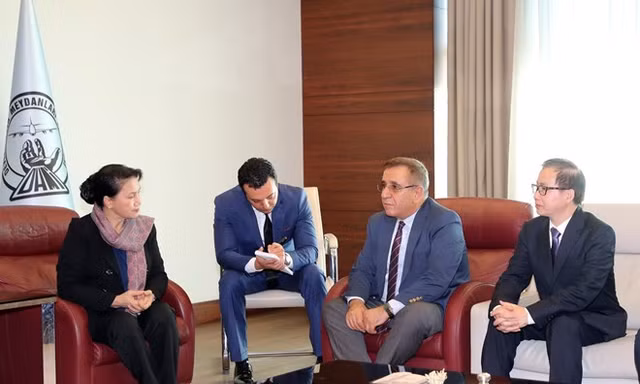 Phó Thị trưởng thành phố Istanbul Hikmet Dengesik (thứ 2 bên phải) đón Chủ tịch Quốc hội Nguyễn Thị Kim Ngân tại sân bay Ataturk. (Ảnh: Trọng Đức/TTXVN)