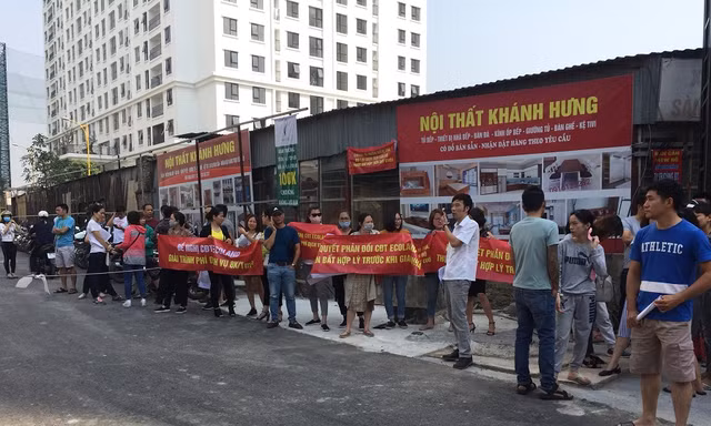 Hàng trăm khách hàng căng băng rôn tố chủ đầu tư 'mập mờ' bàn giao nhà