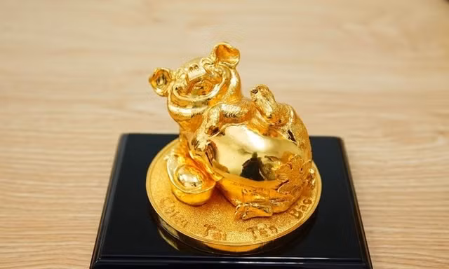 Có giá từ 100.000 đồng đến 25 triệu đồng, những đồng tiền hình heo bộ sưu tập tượng heo vàng xuất hiện trên thị trường quà tặng Tết Kỷ hợi 2019.
