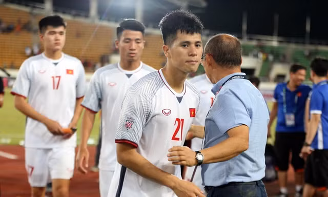Tờ Sports Seoul ấn tượng với chiến thắng 3-0 của Việt Nam trước Lào, nhưng tin rằng khó khăn vẫn ở trước mắt thầy trò Park Hang-seo.