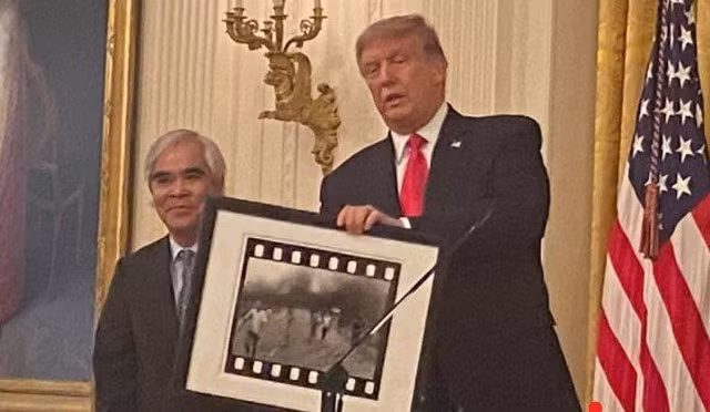 Nick Út - Tác giả ảnh 'Em bé Napalm' được Tổng thống Donald Trump trao Huân chương 