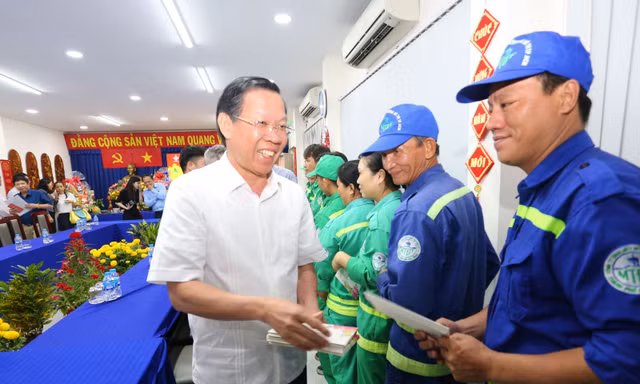 Rác gấp đôi ngày thường, công nhân vệ sinh TPHCM làm xuyên giao thừa