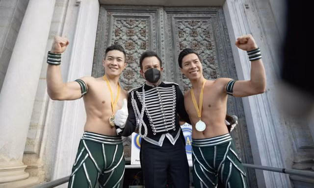 Anh em 'Hoàng tử Xiếc' vỡ òa trong niềm vui lập kỷ lục mới