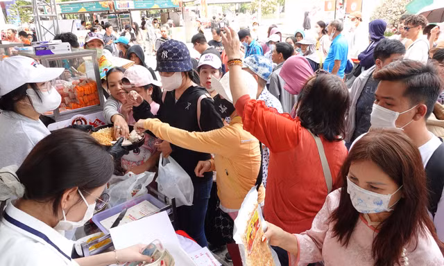 Biển người 'đội nắng' chờ mua bánh mì ở TPHCM 