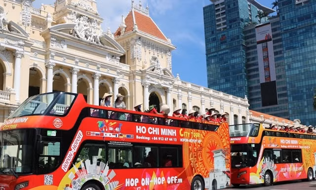 Bị dừng đón trả khách trên đường Nguyễn Huệ, đơn vị vận hành xe buýt 2 tầng nói gì?