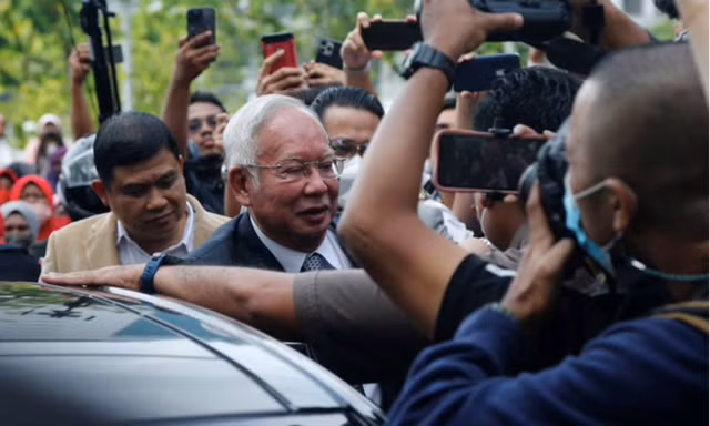 Cựu Thủ tướng Malaysia Najib Razak đến toà án hôm 23/8. (Ảnh: Reuters)