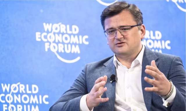 Ngoại trưởng Ukraine Dmytro Kuleba phát biểu tại WEF. (ảnh: Guardian)