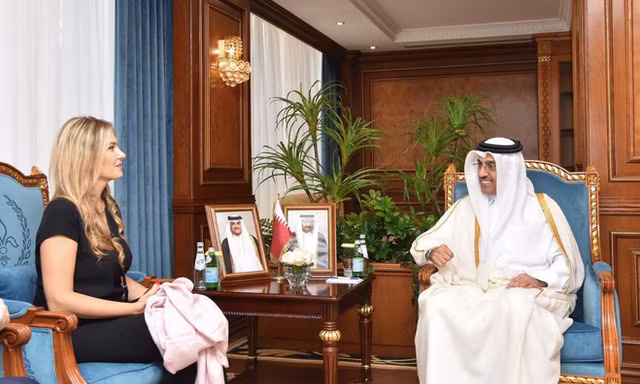 Bà Eva Kaili trong cuộc gặp Bộ trưởng Lao động Qatar Ali bin Samikh Al Marri ngày 31/10/2022. (Ảnh: Reuters)