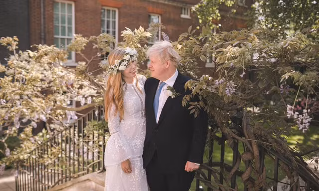 Ông Boris Johnson và phu nhân Carrie trong lễ cưới quy mô nhỏ năm 2021. (Ảnh: Reuters)