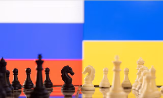 Hình ảnh một bàn cờ trên nền quốc kỳ của Nga và Ukraine