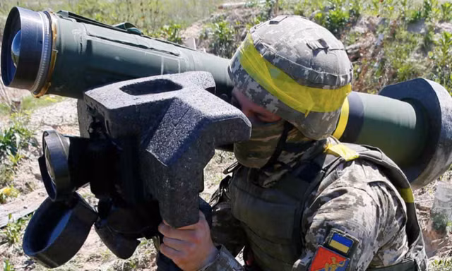 Một lính Ukraine vác tên lửa Javelin trong lúc tập trận. (Ảnh: Reuters)