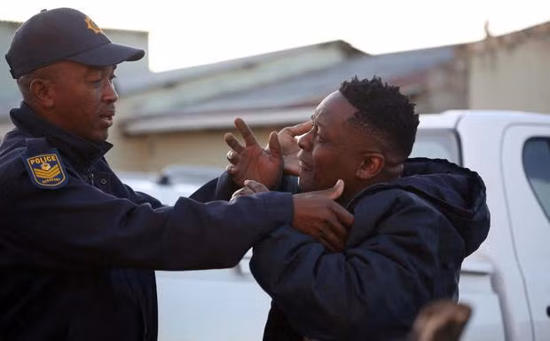 Thân nhân của nạn nhân chết trong quán rượu đau buồn trước bi kịch đột ngột. (Ảnh: Reuters)