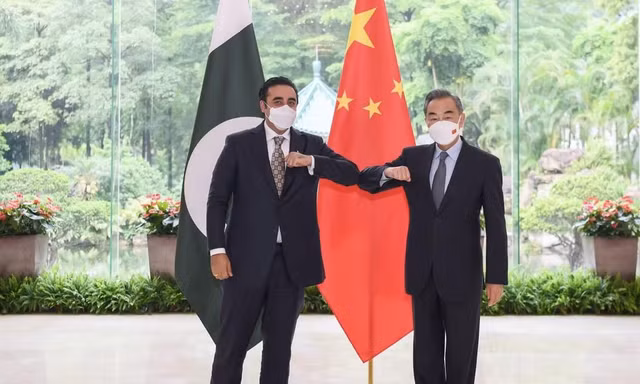 Ngoại trưởng Trung Quốc Vương Nghị đón người đồng cấp Pakistan Bilawal Bhutto Zardari tại Quảng Châu ngày 22/5. (Ảnh: Xinhua)