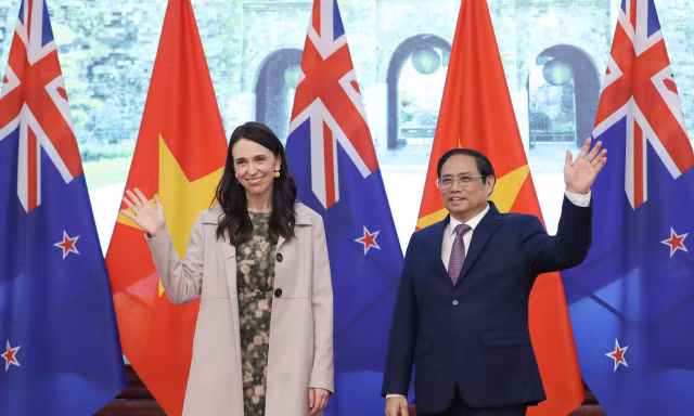 Thủ tướng Phạm Minh Chính và Thủ tướng New Zealand Jacinda Ardern chụp ảnh chung trước hội đàm. (Ảnh: Nhật Minh)