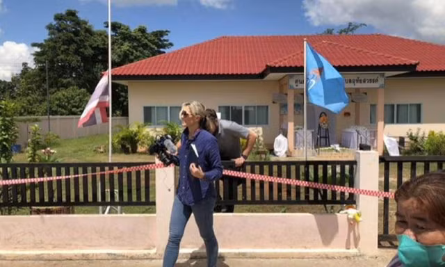 Bức ảnh hai phóng viên CNN trèo qua hàng rào hiện trường vụ thảm sát 