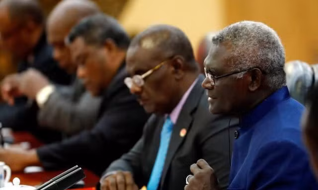 Thủ tướng Quần đảo Solomon Manasseh Sogavare trong một cuộc hội đàm với Thủ tướng Trung Quốc Lý Khắc Cường tại Bắc Kinh. (Ảnh: Reuters)