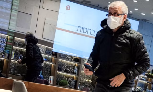 Tỷ phú Nga Roman Abramovich được trông thấy khi đang ở khu VIP của sân bay Tel Aviv ngày 14/4. (Ảnh: Reuters)
