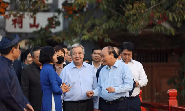 Chủ tịch nước Nguyễn Xuân Phúc cùng Tổng Thư ký Liên Hợp Quốc dạo bước bên hồ Hoàn Kiếm