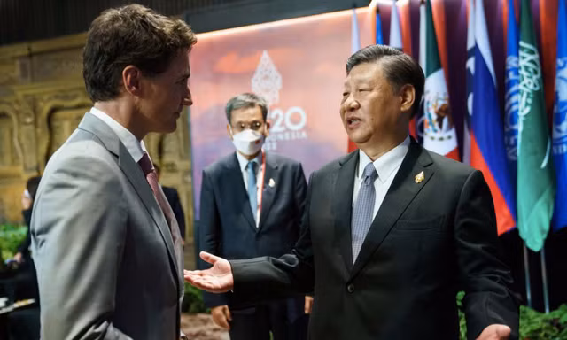 Chủ tịch Trung Quốc Tập Cận Bình và Thủ tướng Canada Justin Trudeau trong cuộc trao đổi ở Bali